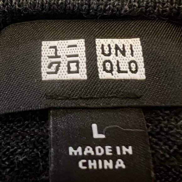 Like new! UNIQLO Charcoal Gray Fine Knit V-Neck Sweater Size Large - Picture 3 of 6